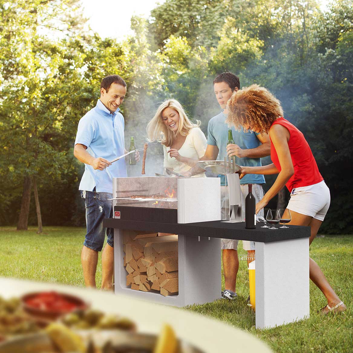 Barbecue da giardino con griglia e piano di cottura, ideale per cene all'aperto