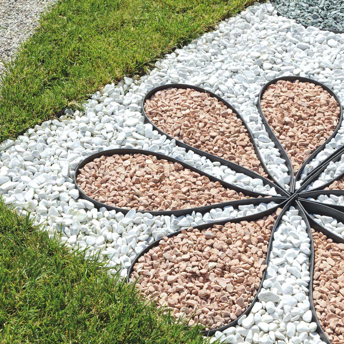 Spazio verde allestito con piante e articoli per il giardinaggio, come vasi e strumenti